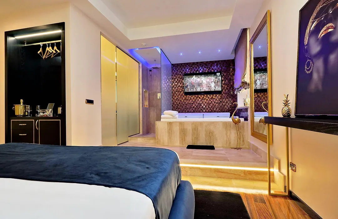 Spanish Diamond Luxury Suites & Jacuzzi-1